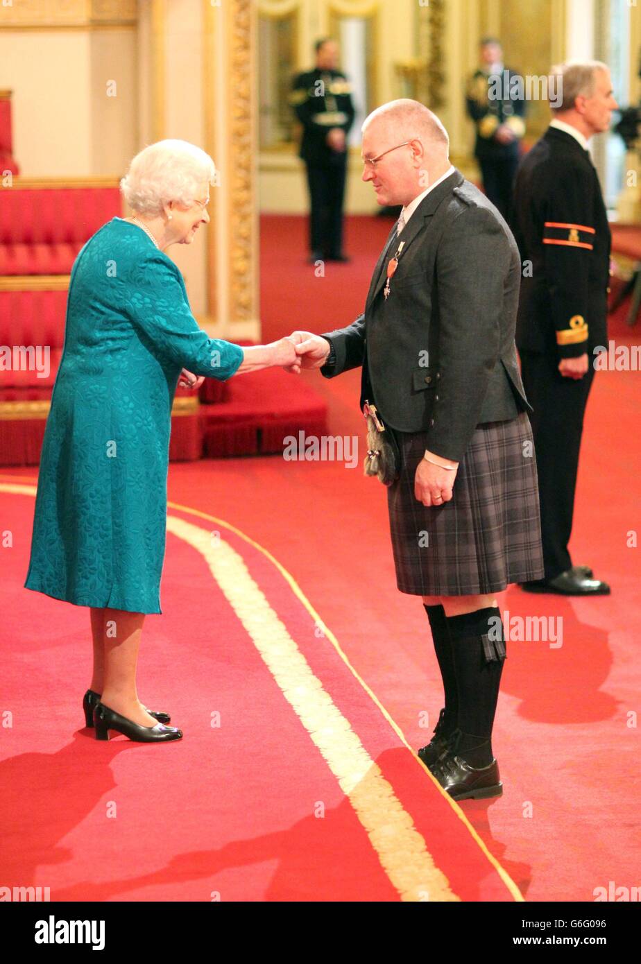 Iain Ellis erhält einen MBE von Queen Elizabeth II bei einer Investiturzeremonie im Buckingham Palace im Zentrum von London. Stockfoto