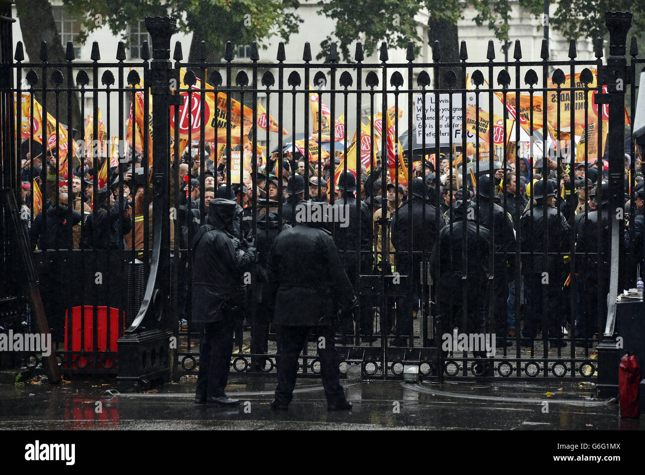 Mitglieder der Fire Brigades Union nähern sich während ihres marsches den Toren zur Downing Street, London, und sammeln sich vor ihrem Streik an diesem Wochenende zur Central Hall, Westminster. Stockfoto