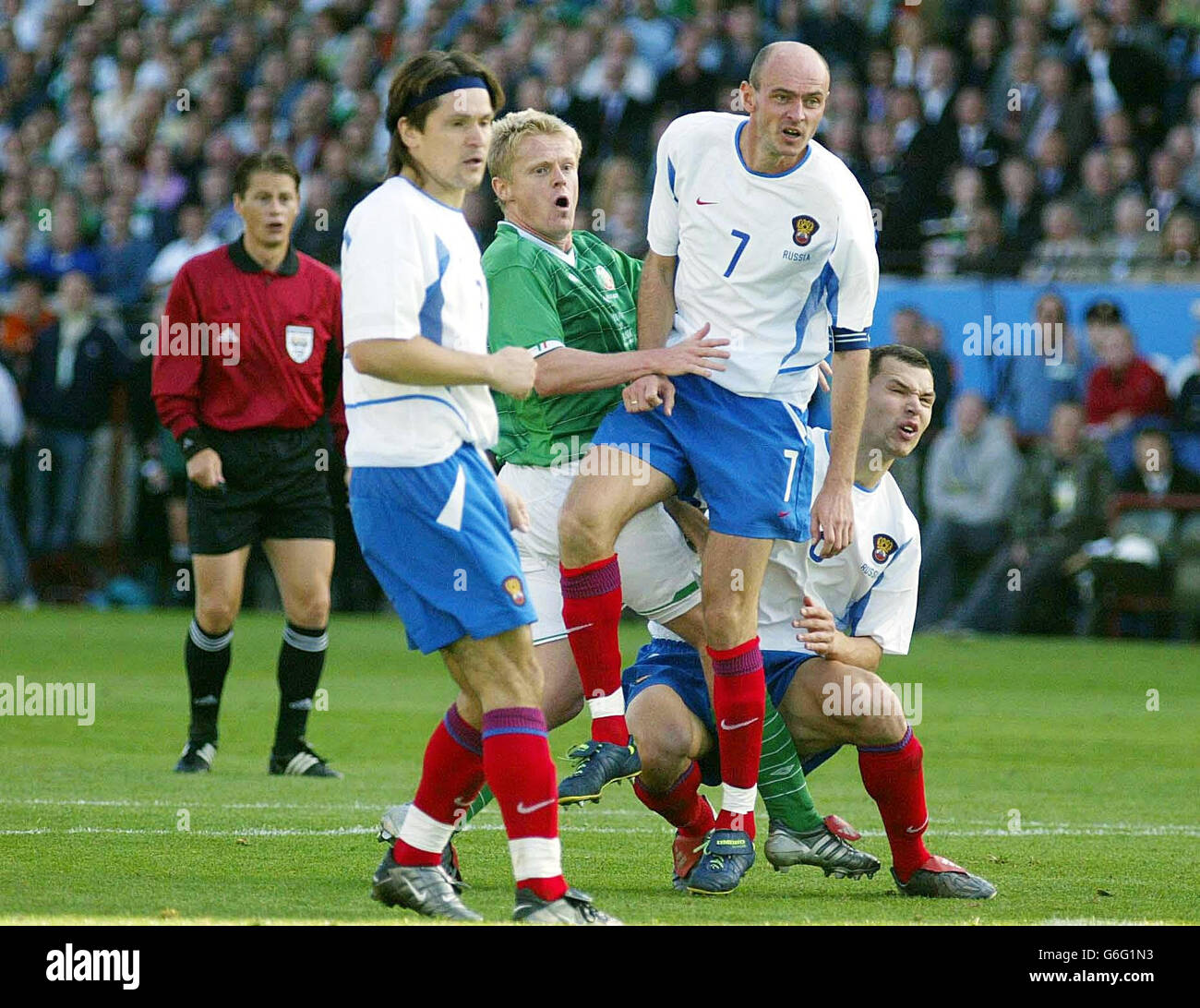 Damien Duff (Mitte) der Republik Irland wird von der russischen Verteidigung während ihrer Qualifikation zur 10 Euro 2004 in der Lansdowne Road, Dublin, Irland, geschlossen. Stockfoto