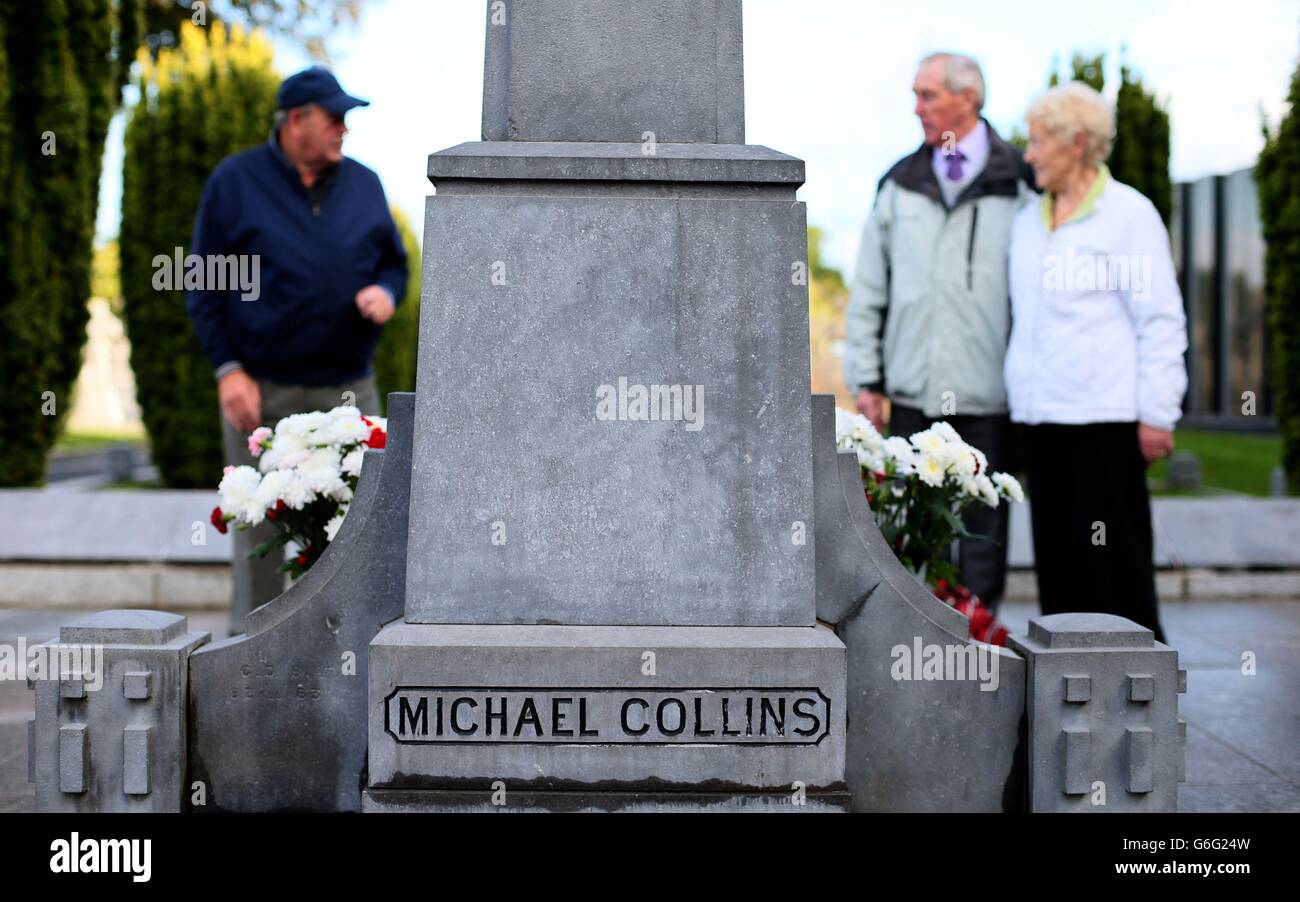 Eine allgemeine Ansicht der Besucher am Grab von Michael Collins auf dem Friedhof von Glasnevin, Dublin, zum Jahrestag seines Geburtstages. Collins wurde am 16. Oktober 1890 geboren und starb am 22. August 1922. Stockfoto