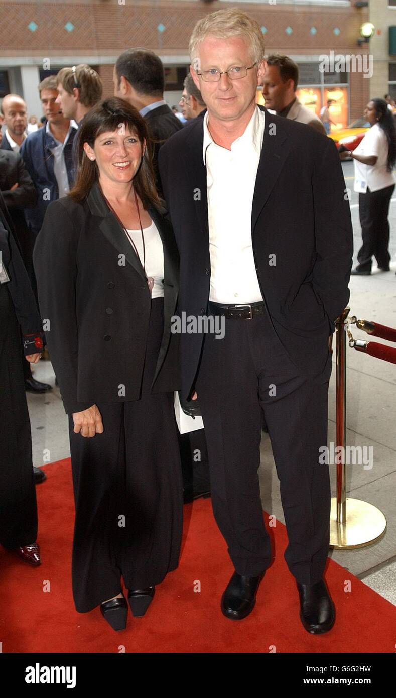 Regisseur Richard Curtis, rechts, und die Begleiterin Emma Freud kommen zur Premiere von Love actually beim Toronto International Film Festival in Toronto an. (CP-FOTO/Aaron Harris) Stockfoto