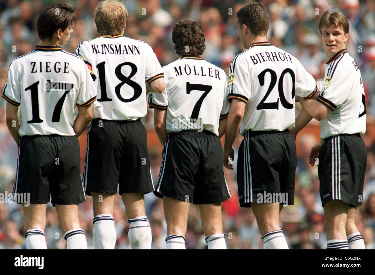 Fußball - EM 96 - Deutschland gegen Russland. Thomas Helmer in der  deutschen Mauer Stockfotografie - Alamy