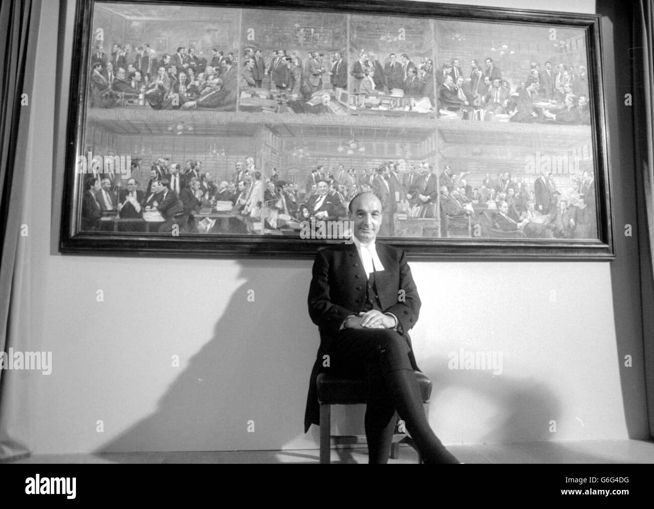 Der Sprecher des Unterhauses, Bernard Weatherill, mit dem „anderen Bild“, das er im Unterhaus vorstellte. Es zeigt 156 Porträts von Abgeordneten, darunter viele Gesichter, die in dem offiziellen Gemälde, das im November letzten Jahres fertiggestellt wurde, nicht vertreten waren. Stockfoto