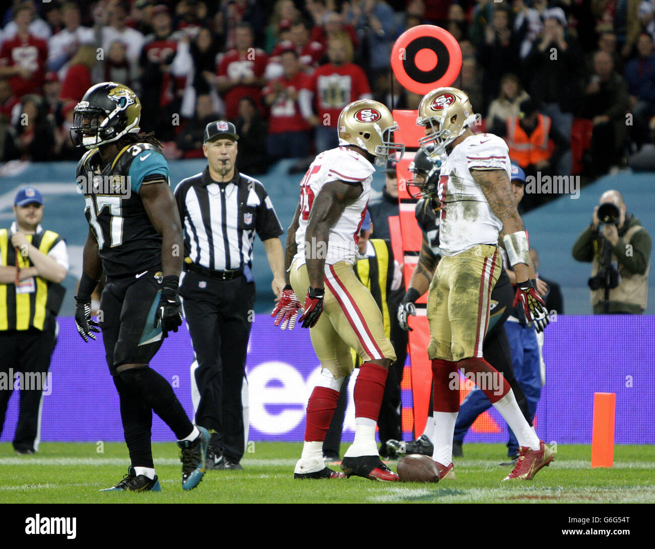 Colin Kapernick von San Francisco 49ers (rechts) feiert, nachdem er während des NFL International-Spiels im Wembley Stadium, London, seinen vierten Touchdown erzielt hat. Stockfoto