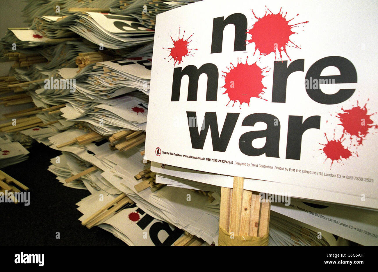 Bei einer Pressekonferenz stapelten sich vor der Demonstration der Stop the war Coalition im Zentrum Londons am Samstag Transparente. In seiner heutigen Rede sagte der Abgeordnete George Galloway, dass, wenn der irakische Konflikt nicht auf der Konferenz der Labour Party nächste Woche diskutiert würde, er eine "Erschütterung" der jährlichen Versammlung machen und ihre Glaubwürdigkeit verringern würde. Die Organisatoren der Demonstration gegen den Krieg im Irak prognostizierten eine große Beteiligung wegen der zunehmenden öffentlichen Wut über die "Lügen" der Regierung. Die Koalition sagte, sie erwarte, dass mindestens 100,000 dem marsch beitreten. Stockfoto