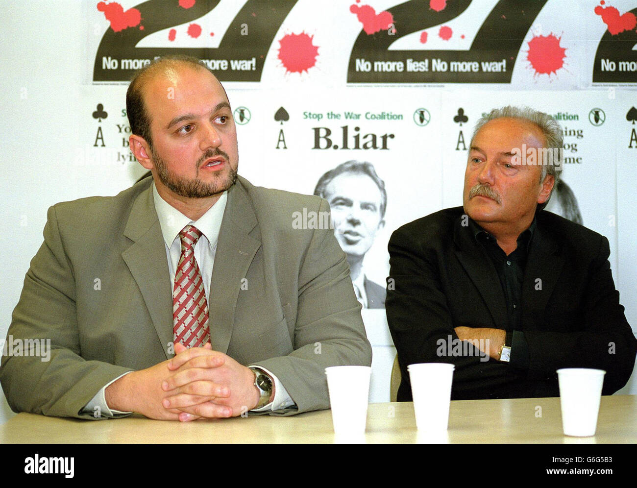 Anas Altikriti (links), PR-Direktor der britischen Muslimischen Vereinigung, und George Galloway, der Labour-Abgeordnete, der nach seinen ausgesprochenen Kommentaren gegen den Krieg aus der Partei ausgeschlossen wurde, sprechen auf einer Pressekonferenz vor der Demonstration der Stop the war Coalition im Zentrum von London am Samstag. Galloway sagte, dass, wenn der Irak-Konflikt nicht auf der Labour Party-Konferenz nächste Woche diskutiert würde, dies eine "Erschütterung" der jährlichen Versammlung zur Sprache bringen und ihre Glaubwürdigkeit verringern würde. Die Koalition sagte, sie erwarte, dass sich mindestens 100,000 am Samstag dem märz anschließen werden. Stockfoto