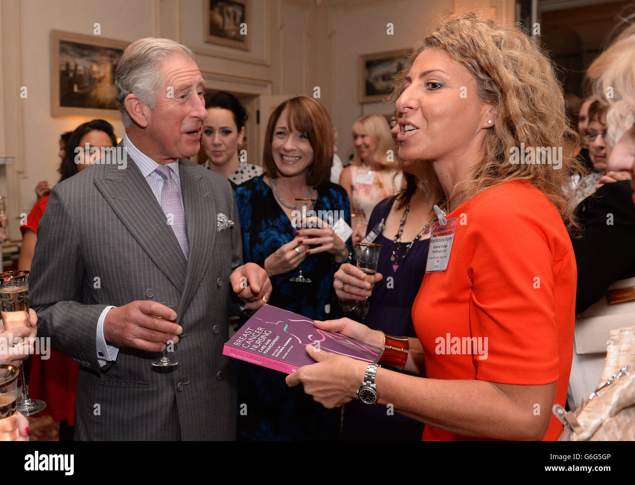 Der Prinz von Wales trifft Victoria Harmer (rechts), die für ihre Rolle in der Krebspflege nominiert wurde, bei einem Empfang vor den Nursing Times Awards am heutigen Abend im Clarence House in London. Stockfoto
