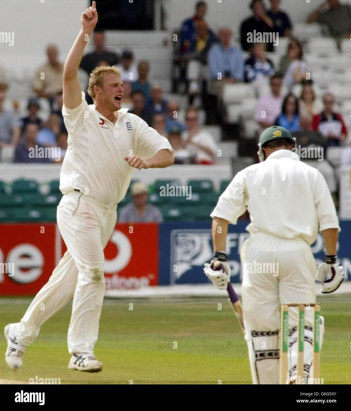 Der englische Andrew Flintoff feiert das 39-Läufe-Bestehen des südafrikanischen Mark Boucher am 4. Tag des 4. Npower-Tests in Headingley, Leeds. Stockfoto