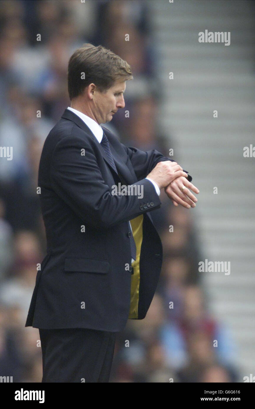 Libary Filer von West Ham United Manager Glenn Roeder überprüft seine Uhr, während sein Team spielt Aston Villa während ihres FA Barclaycard Premiership Spiel auf West Ham Upton Park Ground in London Samstag, 12 2003. April. Glenn Roeder hat seinen Vertrag gekündigt, Sonntag, 24. August 2003. Trevor Brooking wurde als Hausmeister-Manager bekannt gegeben. Siehe PA Geschichte FUSSBALL West Ham. Stockfoto