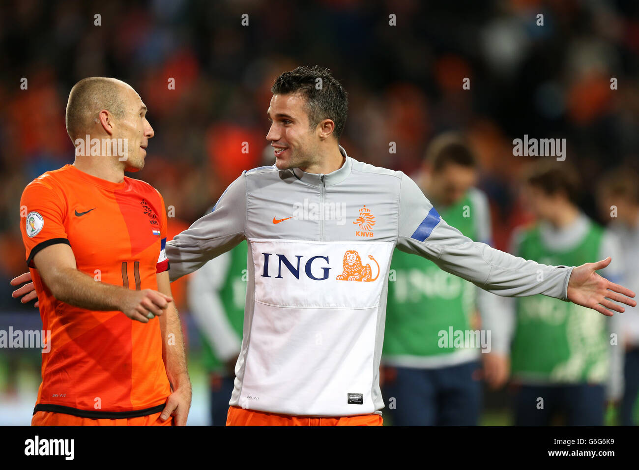 Fußball - FIFA Fußball-Weltmeisterschaft Qualifikation - Gruppe D - Niederlande - Ungarn - Amsterdam Arena. Der niederländische Robin van Persie (rechts) lacht am Ende des Spiels mit seinem Teamkollegen Arjen Robben Stockfoto