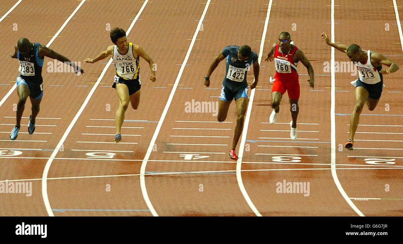 John Capel aus den USA (links) gewinnt das 200-m-Finale der Herren mit Darren Campbell aus Großbritannien auf dem vierten Platz (rechts) bei den Leichtathletik-Weltmeisterschaften der IAAF in Paris. Stockfoto