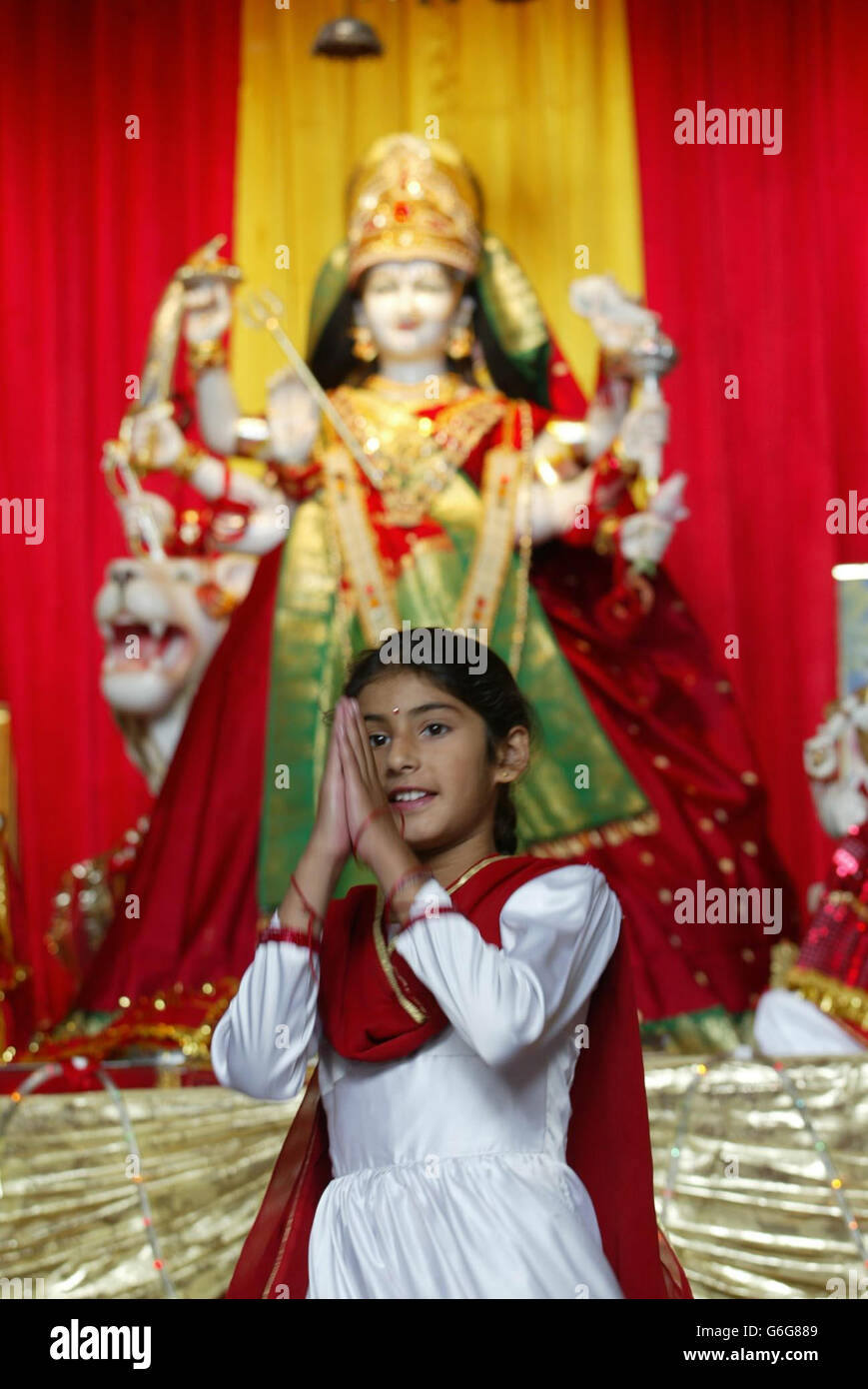 Sabina Batra, 7 Jahre alt, tanzt im Hindu-Tempel und Gemeindezentrum in Reading. Der Hindu-Tempel, eine ehemalige methodistische Kirche, die 1905 erbaut wurde, wird eines der Gebäude sein, das im Rahmen der Tage der offenen Tür des englischen Kulturerbes, an denen über 2500 Gebäude am Wochenende des 12-15. September 2003 geöffnet sein werden, kostenlos für die Öffentlichkeit zugänglich sein wird. Stockfoto