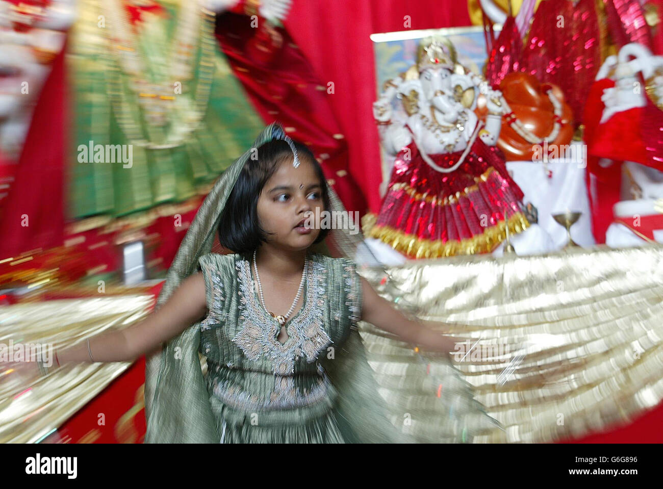 Urvi Bihani, 5 Jahre alt, tanzt im Hindu-Tempel und Gemeindezentrum in Reading. Der Hindu-Tempel, eine ehemalige methodistische Kirche, die 1905 erbaut wurde, wird eines der Gebäude sein, das im Rahmen der Tage der offenen Tür des englischen Kulturerbes, an denen über 2500 Gebäude am Wochenende des 12-15. September 2003 geöffnet sein werden, kostenlos für die Öffentlichkeit zugänglich sein wird. Stockfoto