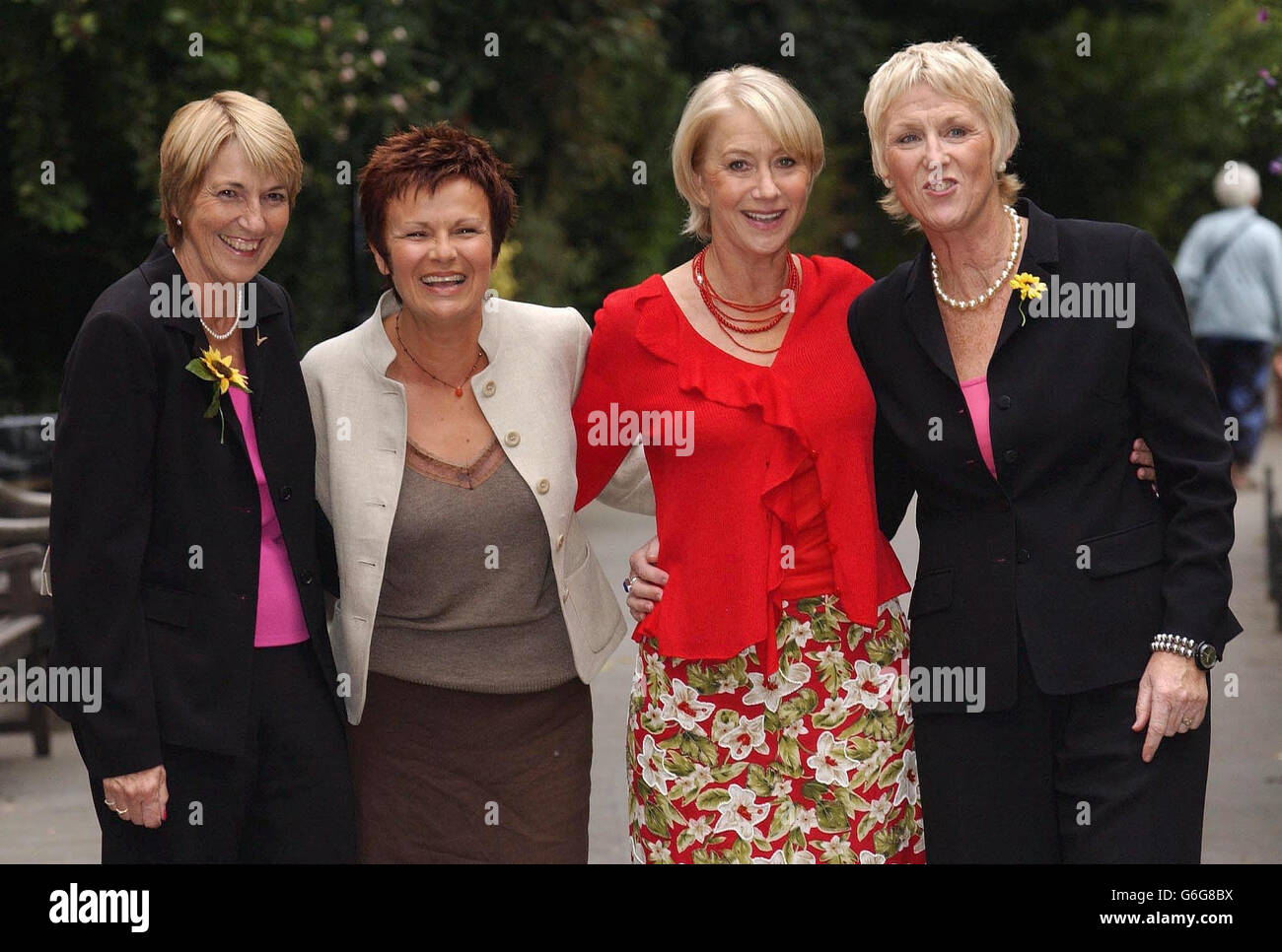 Zwei der ursprünglichen Calendar Girls Angela Baker (links) und Tricia Stewart (rechts) mit Julie Walters (zweite links) und Helen Mirren, die sie im Film spielen, posieren während einer Fotoaufnahme vor dem Savoy Hotel im Zentrum von London für Fotografen. Calendar Girls, Regie Nigel Cole, basiert auf der wahren Geschichte des berüchtigten Women's Institute Calendar, der einen internationalen Medienrausch ausgelöst hat. Stockfoto