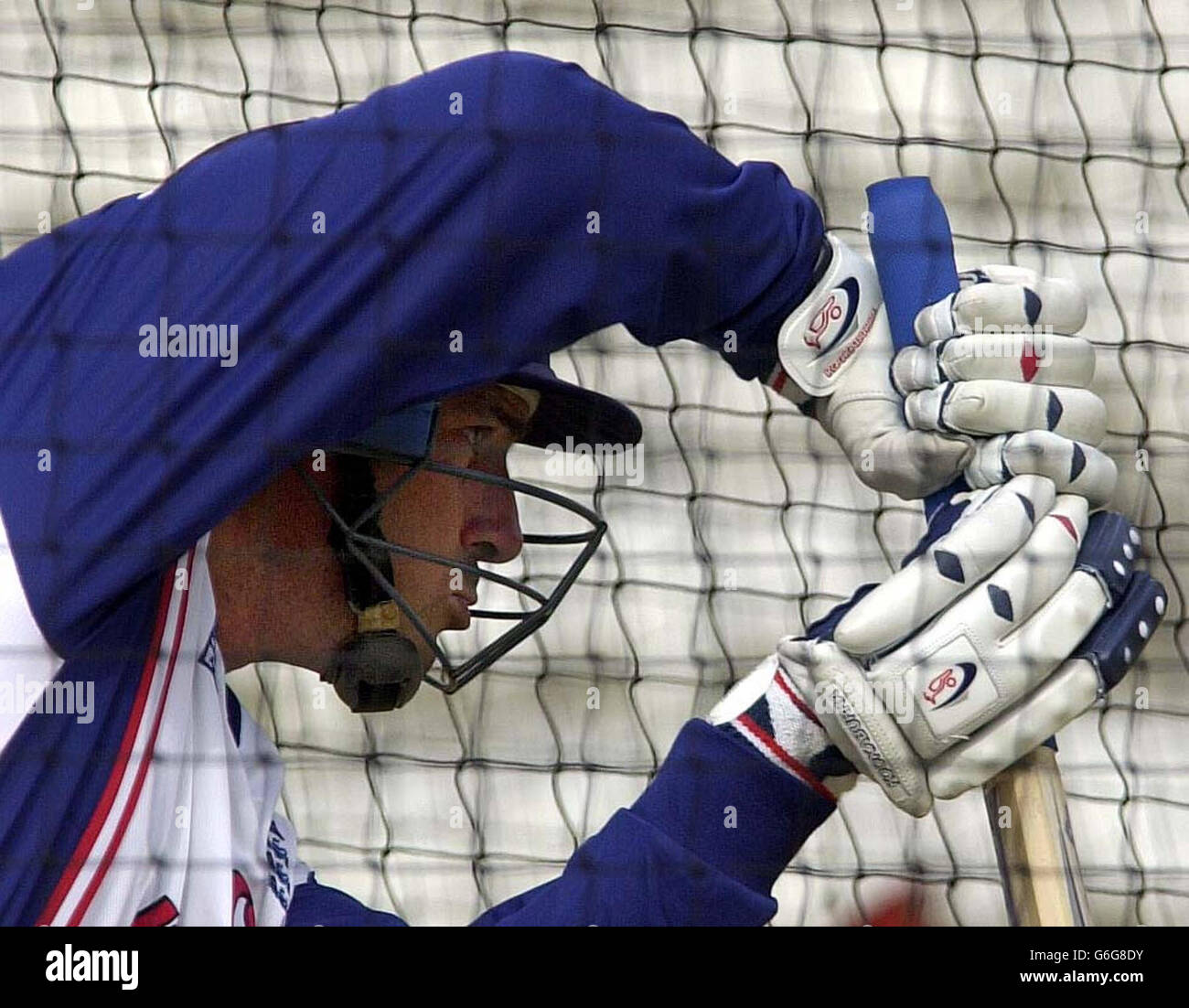 England Batsman Graham Thorpe Fledermäuse in den Netzen bei der Oval, London, vor dem 5. Test-Spiel gegen Südafrika, die am Donnerstag beginnt. Stockfoto