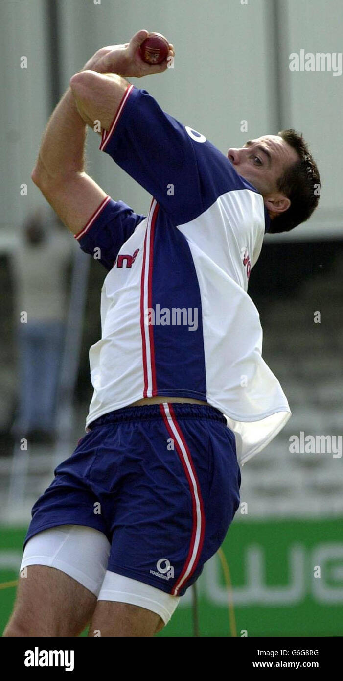 England Netto-Praxis. England Bowler Martin Bichnell übt vor dem Testspiel gegen Südafrika im Oval, London. Stockfoto