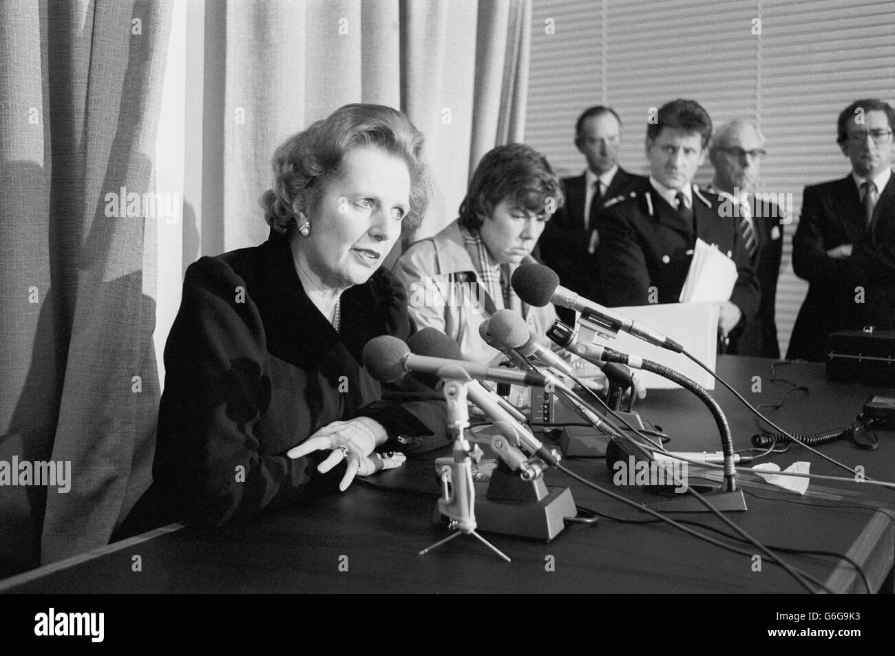 Premierministerin Margaret Thatcher bei einer Pressekonferenz in Scotland Yard, die nach dem Autobombenanschlag auf Harrods stattfand. Stockfoto