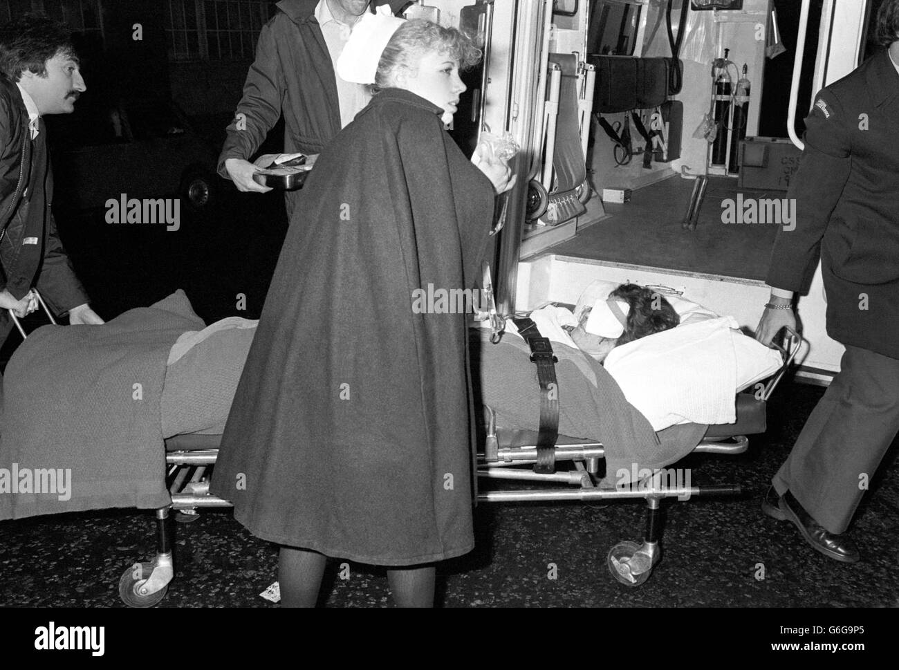 Ein Opfer eines Bombenangriffs von Harrods kommt im Westminster Hospital an, um ihre Verletzungen fachlich zu behandeln. Es wird berichtet, dass sie einen Schrapnel am Hinterauge hatte, der ihr Gehirn berührte. Stockfoto