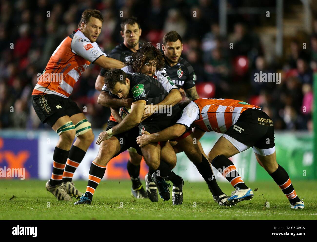 Leicester Tigers' Niall Morris wird von Benetton Trevisos Ignacio Fernandez Rouyet und Franco Sbaraglini während des Heineken Cup-Spiels in der Welford Road, Leicester, angegangen. Stockfoto