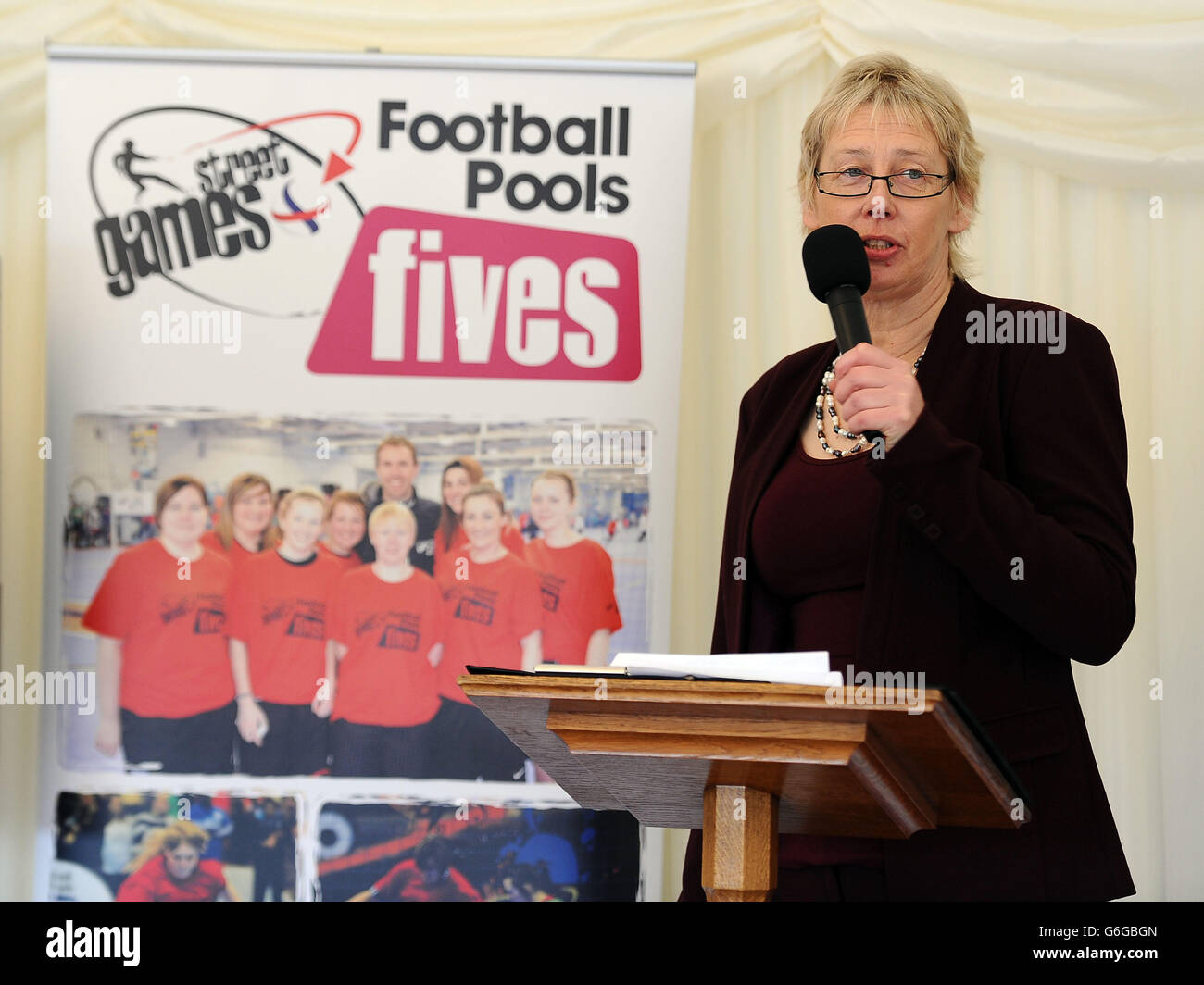 Jane Ashworth, CEO von StreetGames, spricht während des Parlamentarischen Empfangs für die StreetGames Fußballpools Fives im House of Commons, London. Stockfoto