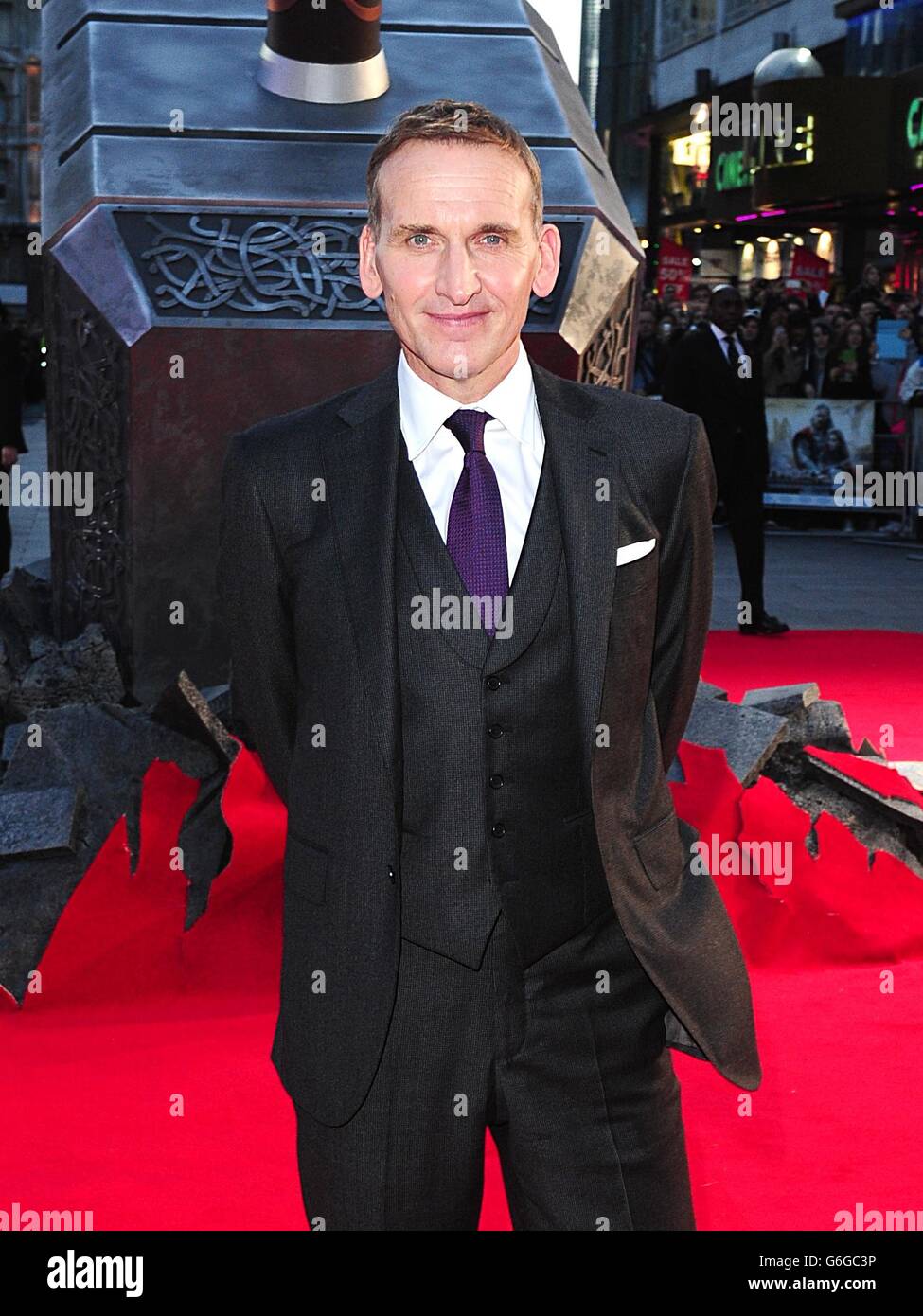 Christopher Eccleston kommt zur Weltpremiere von Thor : Dark World am Odeon Leicester Square in London an. Stockfoto