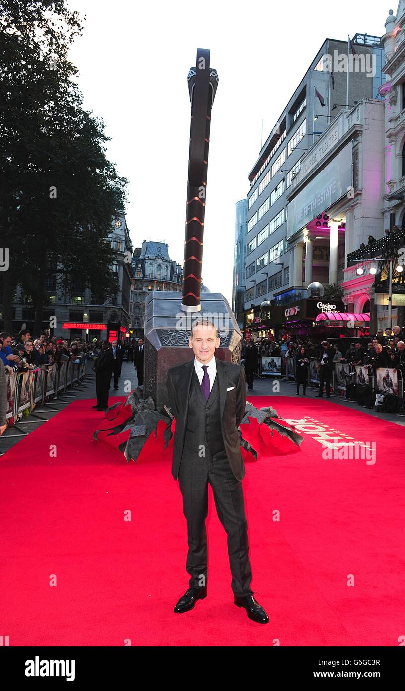 Christopher Eccleston kommt zur Weltpremiere von Thor : Dark World am Odeon Leicester Square in London an. Stockfoto