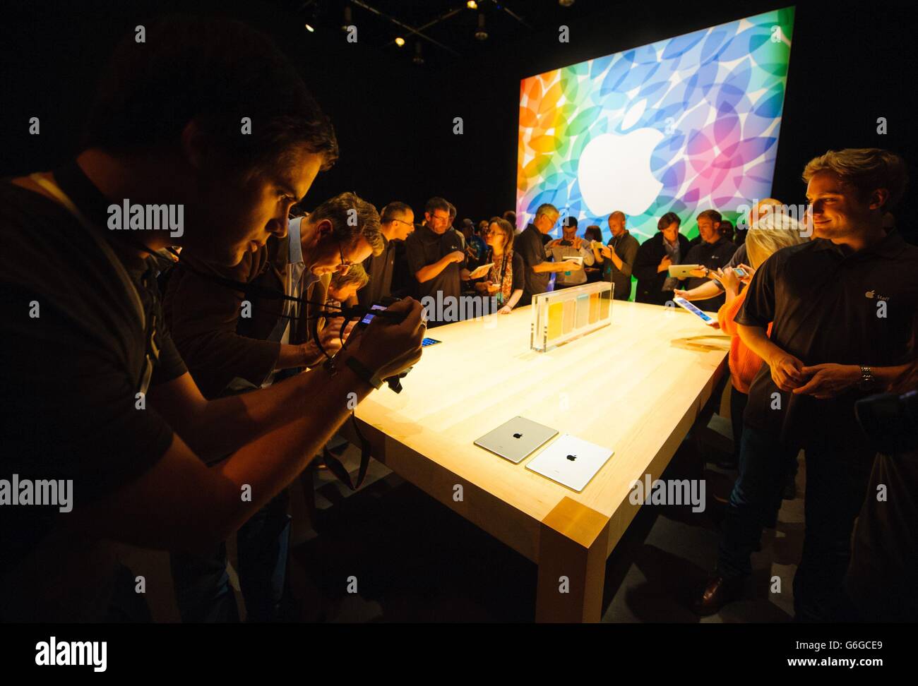 Medienvertreter während einer praktischen Sitzung mit dem neuen Apple iPad Mini 2 und dem Apple iPad Air bei einer Auftaktveranstaltung am King's Place im Zentrum von London. Stockfoto