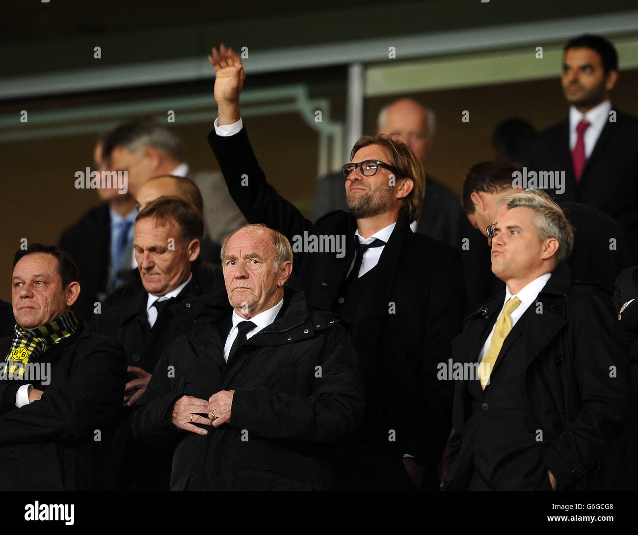 Fußball - UEFA Champions League - Gruppe F - Arsenal gegen Borussia Dortmund - Emirates Stadium. Jurgen Klopp von Borussia Dortmund sitzt auf der Tribüne Stockfoto