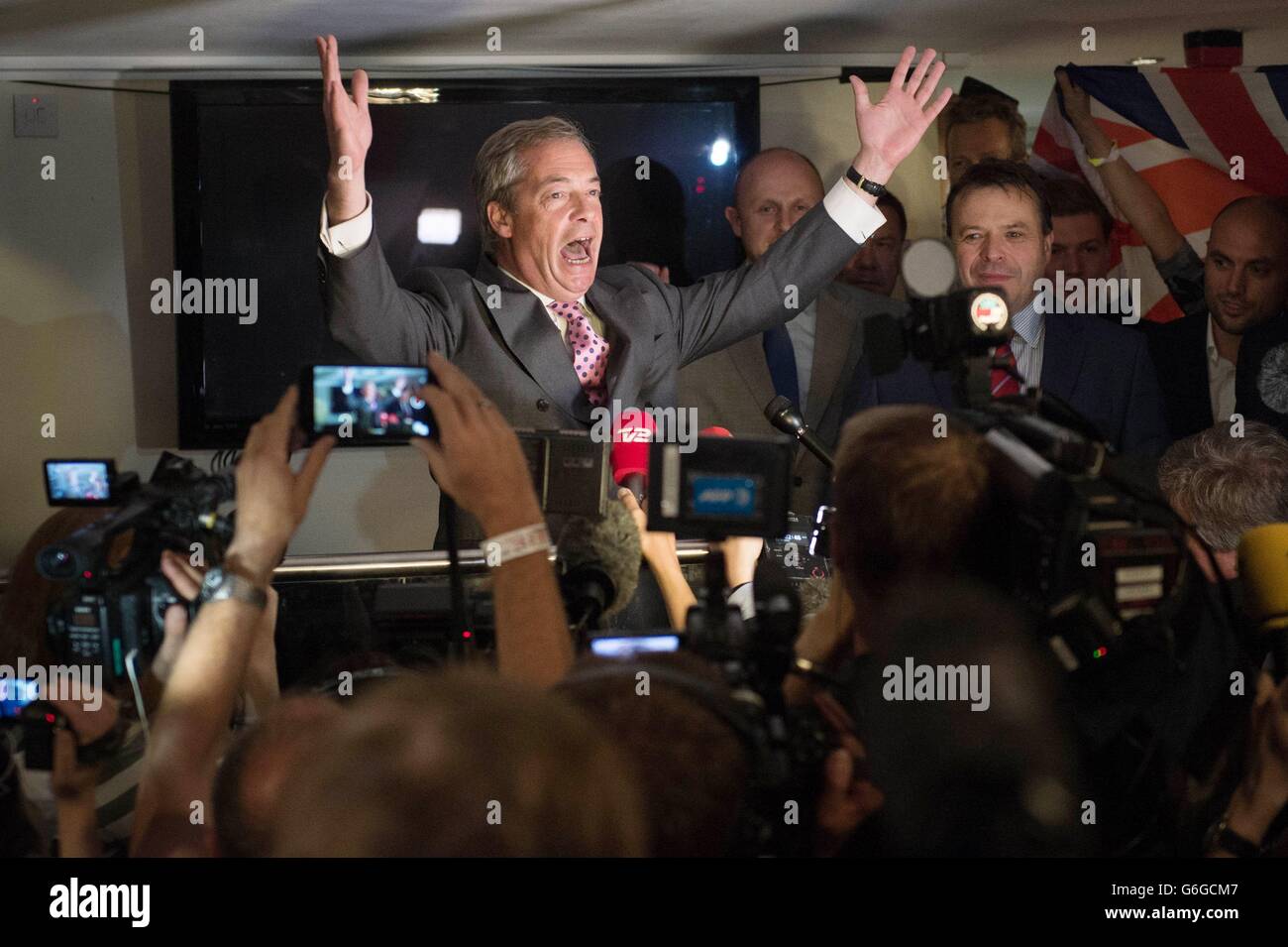 Die UKIP Führer Nigel Farage auf der Leave.EU Party in London, wo er Sieg für die Urlaubs-Kampagne in das EU-Referendum behauptete. Stockfoto