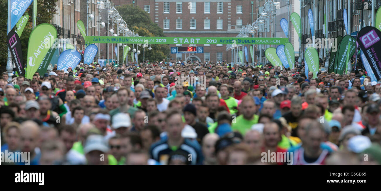 Leichtathletik - Airtricity Dublin Marathon. Läufer beim Start des 38. Airtricity Dublin Marathon in Dublin, Irland. Stockfoto