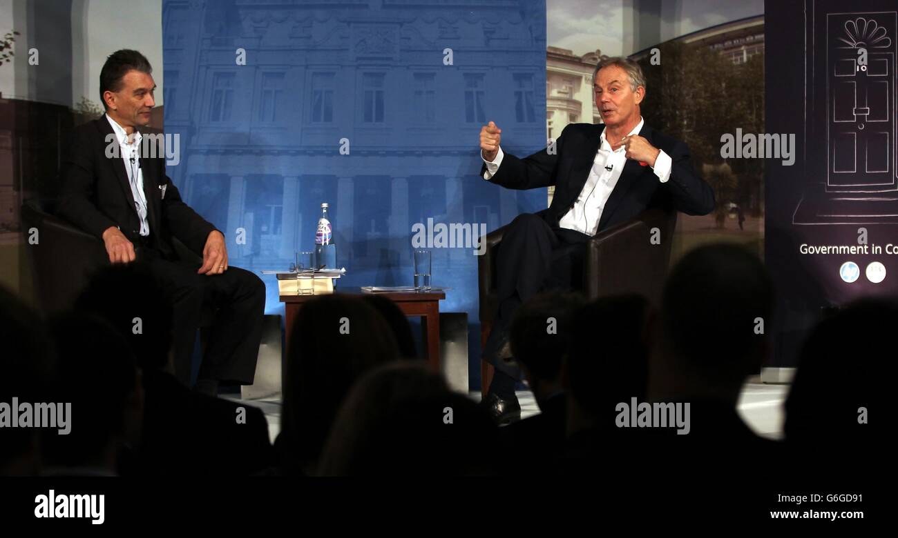 Der ehemalige Premierminister Tony Blair wird vom politischen Journalisten John Rentoul (links) interviewt, um die Gruppe der 100-Meilen-Endgruppe an der Queen Mary University of London zu markieren. Stockfoto