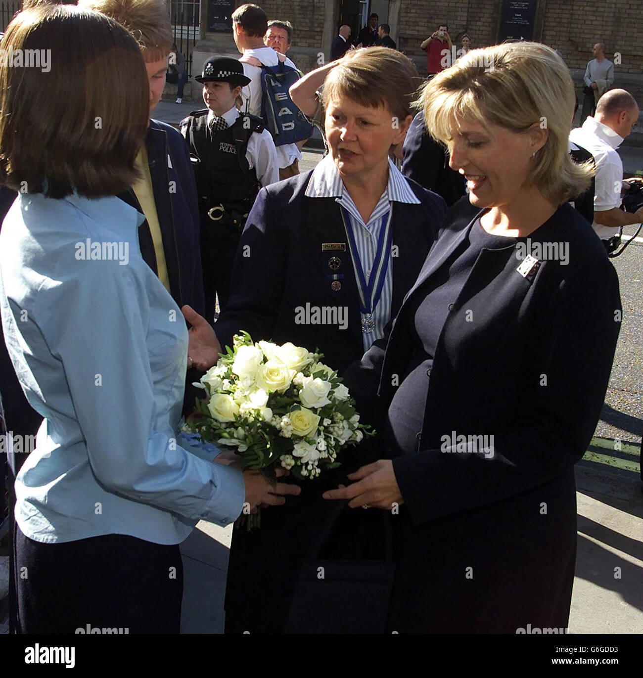 Die Gräfin von Wessex wird von Jenny Leach (Mitte), Chief Guide of Girl Guiding UK, begrüßt, während Lorraine Cheesmur ihr während ihres ersten offiziellen Engagements als Präsidentin von Girl Guiding UK, an ihrem Hauptsitz in Buckingham Palace Road, London, ein schickes Geschenk überreicht. Stockfoto