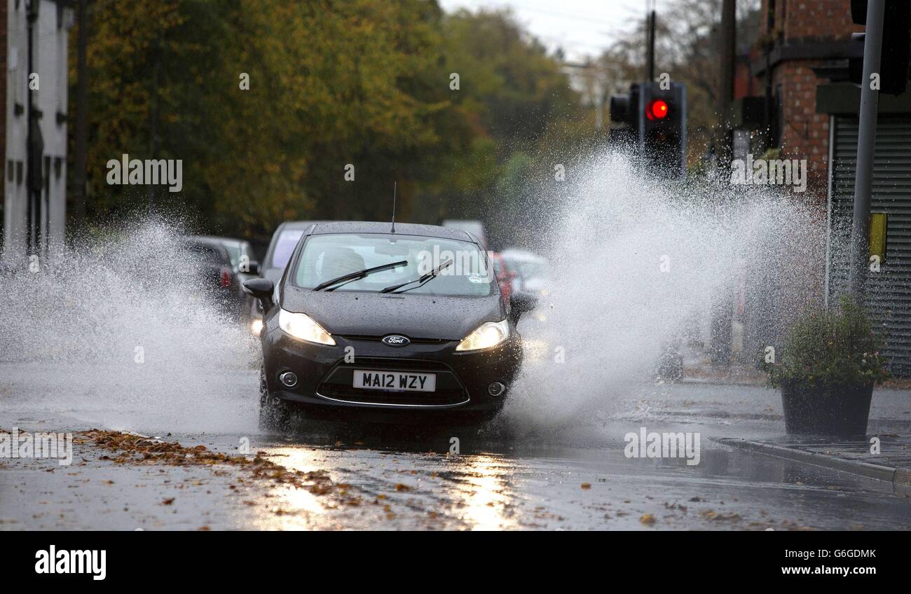 Autos fahren durch Überschwemmungswasser, nachdem in Gateacre, Liverpool, starker Regen einfiel. Stockfoto