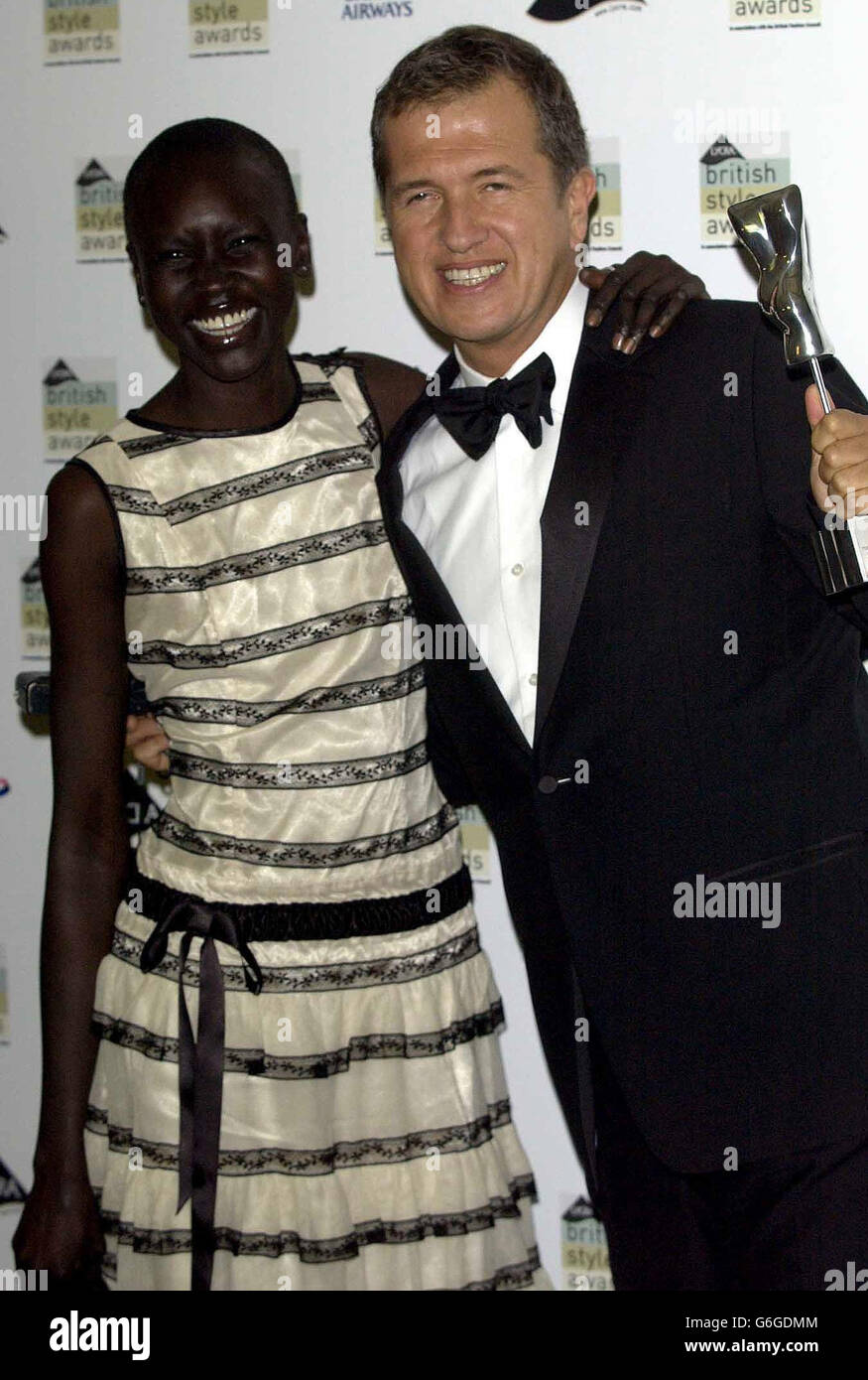 Mario Testino mit seiner Auszeichnung für den stilvollsten Fotografen, die ihm vom Super-Model Alek WEK (links) während der Lycra British Style Awards 2003 auf dem Old Billingsgate Market im Zentrum von London überreicht wurde. Die Zeremonie, die als „Oscars der Modeindustrie“ bezeichnet wird, wird vom British Fashion Council überreicht. Stockfoto