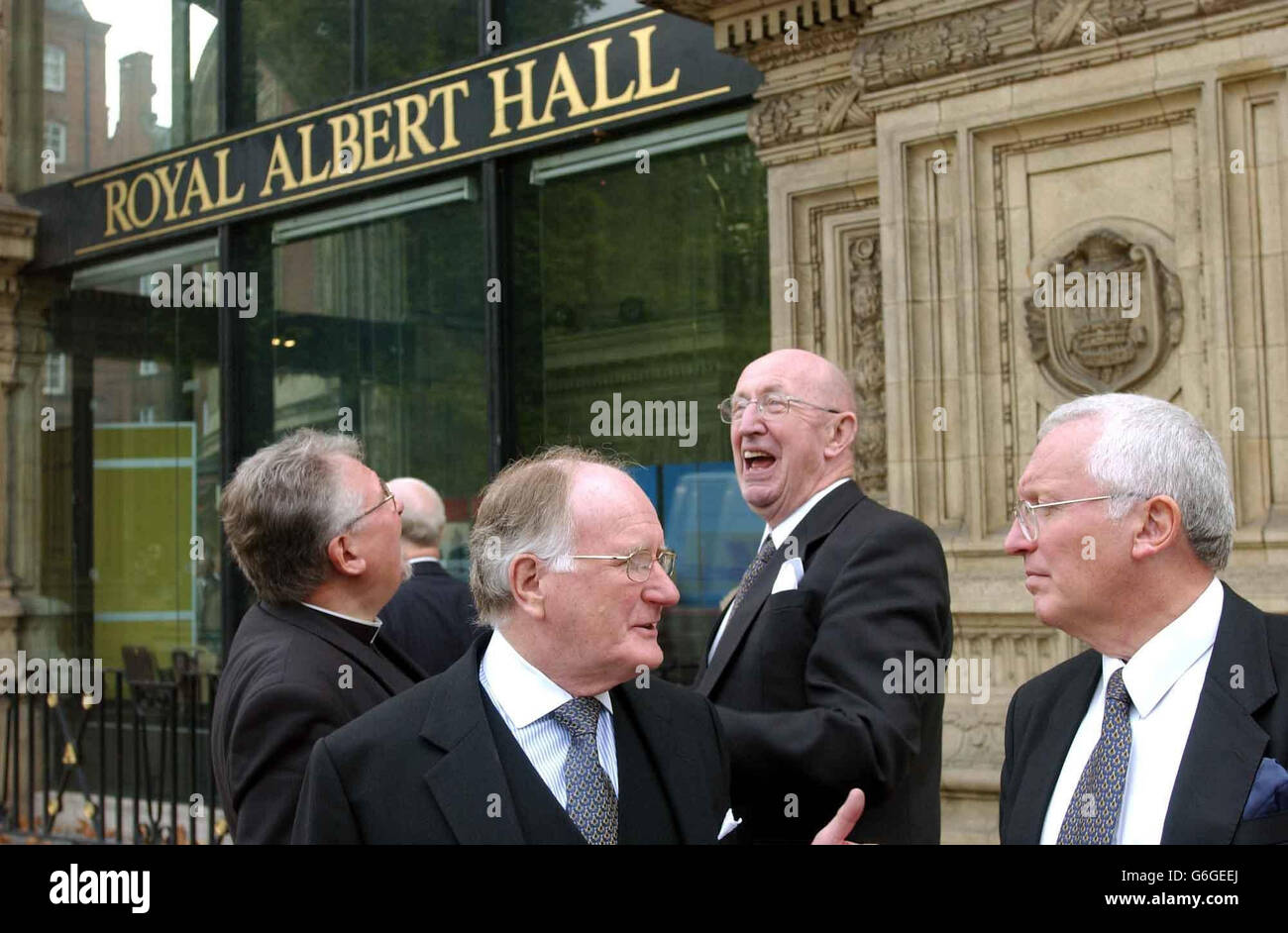 Maurer, die in der Royal Albert Hall in London eintreffen, um Lord Millett als ersten Metropolitan Grand Master der Organisation in London zu installieren. Die Metropolitan Grand Lodge of London bringt 50,000 Freimaurer aus der ganzen Hauptstadt zusammen, die sich in 1,585 Logen getroffen haben. Die Freimaurerei ist eine der ältesten säkularen brüderlichen Gesellschaften der Welt, und Mitglieder, die drei Hauptprinzipien haben - brüderliche Liebe, Erleichterung und Wahrheit - werden ihre Gebote durch eine Reihe von rituellen Dramen gelehrt, die alten Formen folgen und die Bräuche und Werkzeuge der Steinmetze als allegorische Führer verwenden. Stockfoto