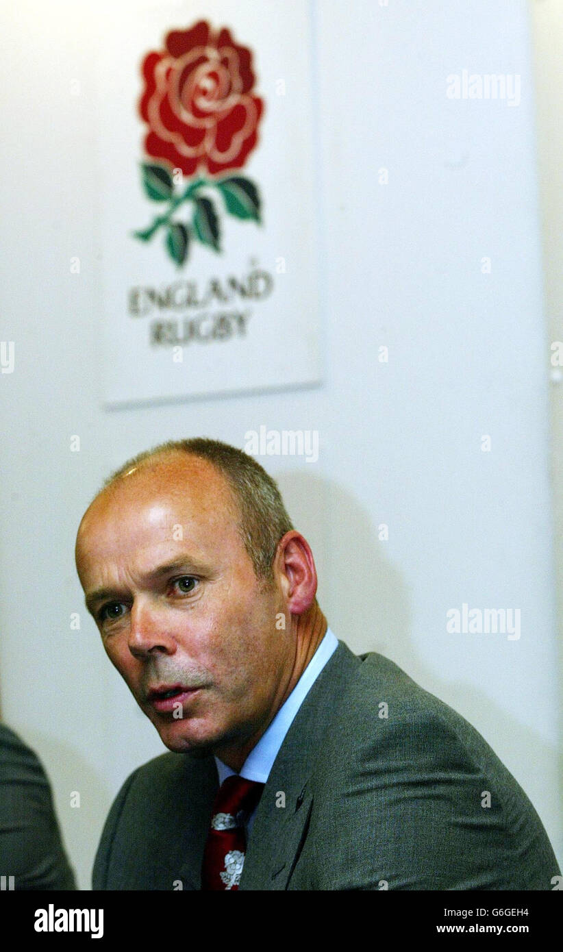 England-Trainer Clive Woodward während einer Pressekonferenz im Pennyhill Park Hotel in der Nähe von Bagshot, bevor das Team heute Abend vom Flughafen Heathrow abreisen konnte, um die Rugby-Weltmeisterschaft in Australien zu gewinnen. Stockfoto