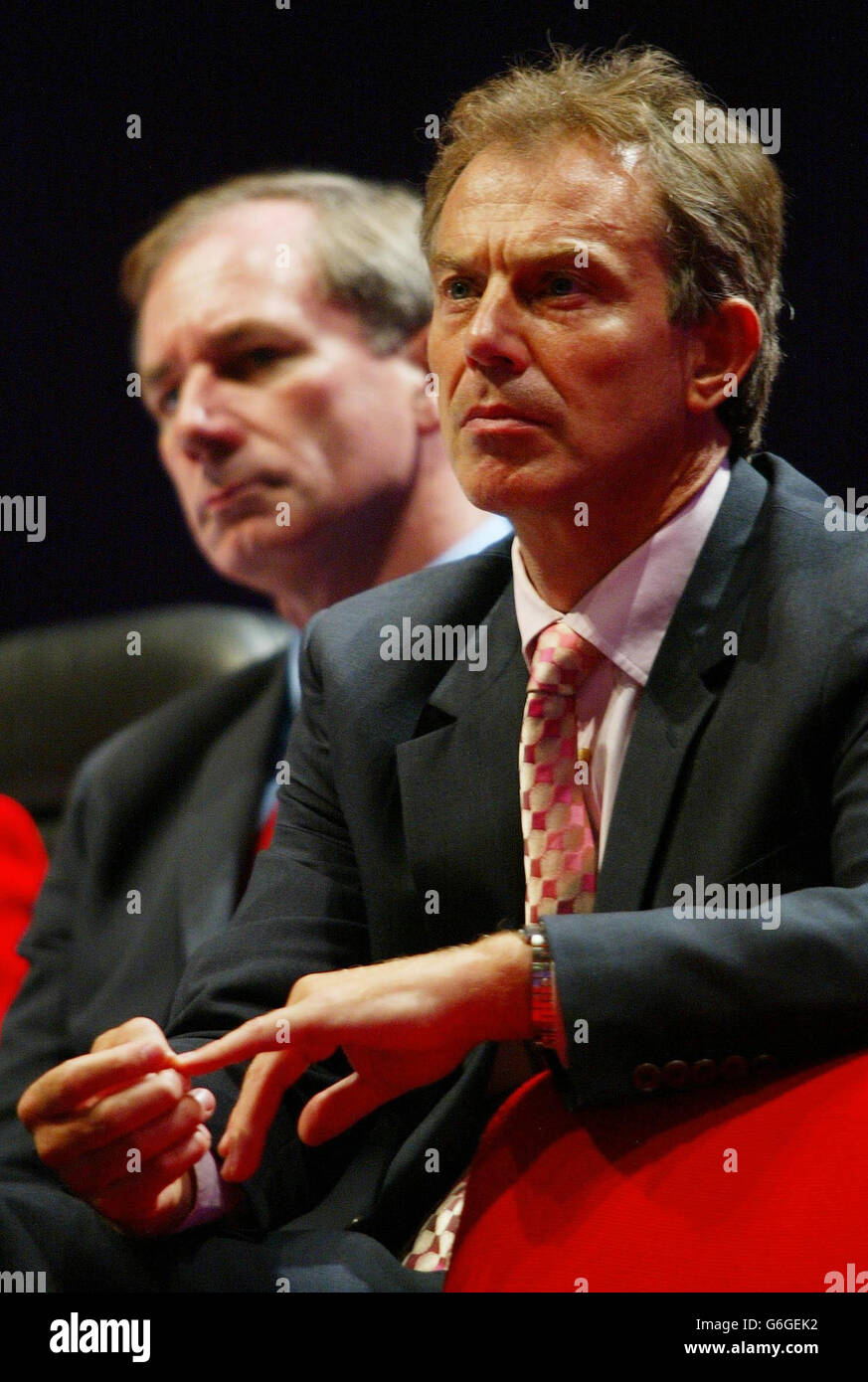 Verteidigungsminister Geoff Hoon (links) und der britische Premierminister Tony Blair hören Außenminister Jack Straw auf der Konferenz der Labour Party in Bournemouth während der Debatte über Großbritannien in der Welt zu. Stockfoto