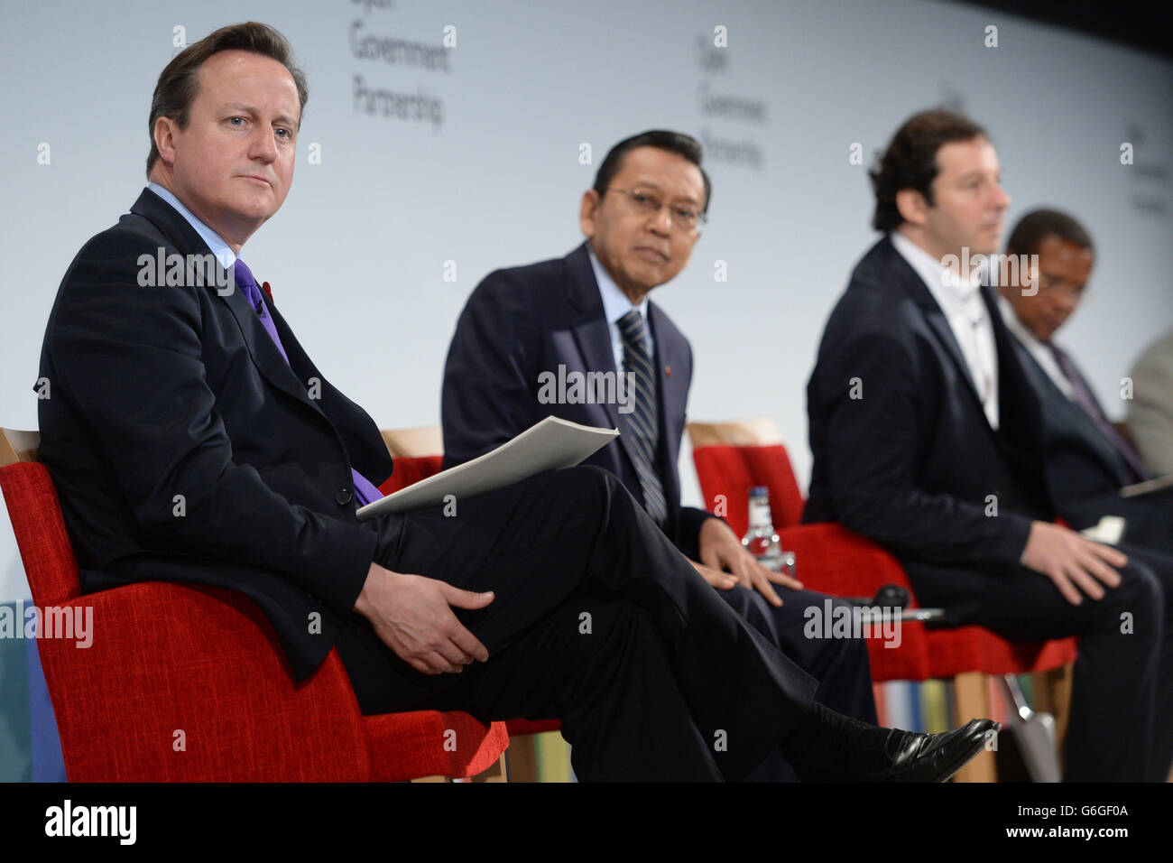 Premierminister David Cameron (links) heute auf der Open Government Partnership-Konferenz im QE2 Conference Center in London. Stockfoto