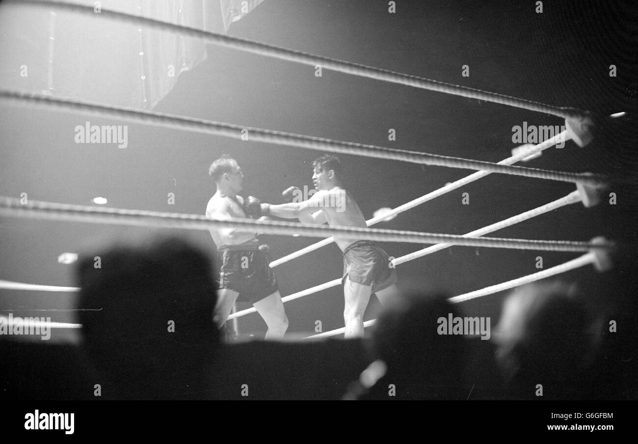 15. APRIL: An diesem Tag im Jahr 1947 fand in der Harringey Arena, London, das größte britische Boxereignis seit Kriegsende statt. Der britische Meister Bruce Woodcock aus Doncaster traf Joe Baksi aus Pennsylvania, USA, in einem 10-Runden-World Heavyweight Championship-Kampf. Woodcock (rechts) mit seinem Auge und Gesicht schwer beschädigte Kämpfe zurück in Runde vier der größten Nachkriegsschlacht Großbritanniens, die in der harringay Arena zwischen Bruce Woodcock von Doncaster und Joe Baksi von Pennsylvania, USA, stattfand. * Baksi gewann, als der Kampf in der 7. Runde vom Schiedsrichter gestoppt wurde. Woodcock erhielt eine tolle Stockfoto