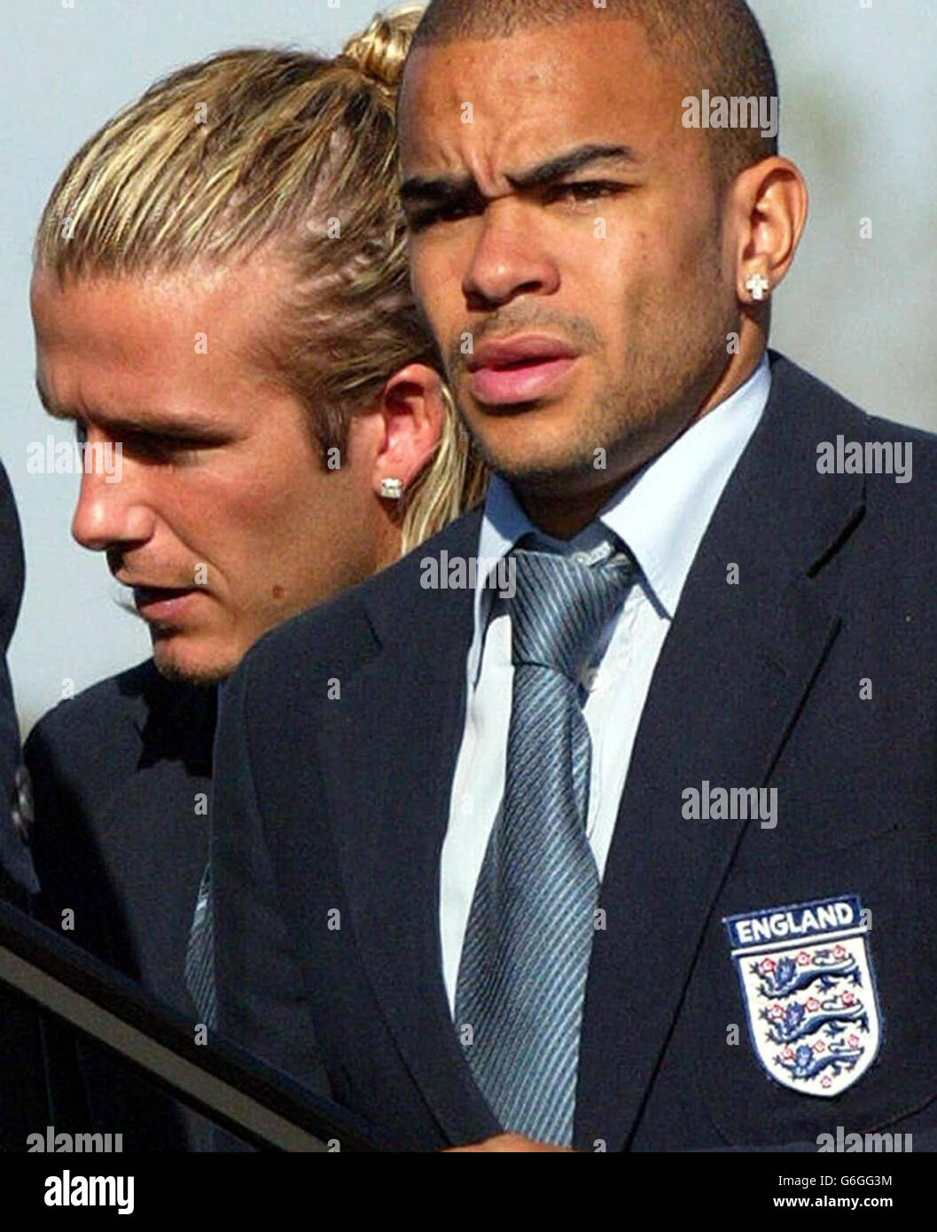 Der englische Kapitän David Beckham (links) und Mittelfeldspieler Kieron Dyer steigen am Flughafen Luton in das Mannschaftsflugzeug ein, während die Mannschaft am Wochenende zum entscheidenden Qualifikationsspiel zur EM 2004 gegen die Türkei nach Istanbul aufbrach. England muss eine Niederlage am Samstag vermeiden, um einen Platz im Turnier des nächsten Jahres zu garantieren, aber ihre Vorbereitungen wurden durch Rio Ferdinands umstrittenen Ausschluss aus der Mannschaft und Michael Owens Rückzug durch Verletzungen aufgeregt. Stockfoto