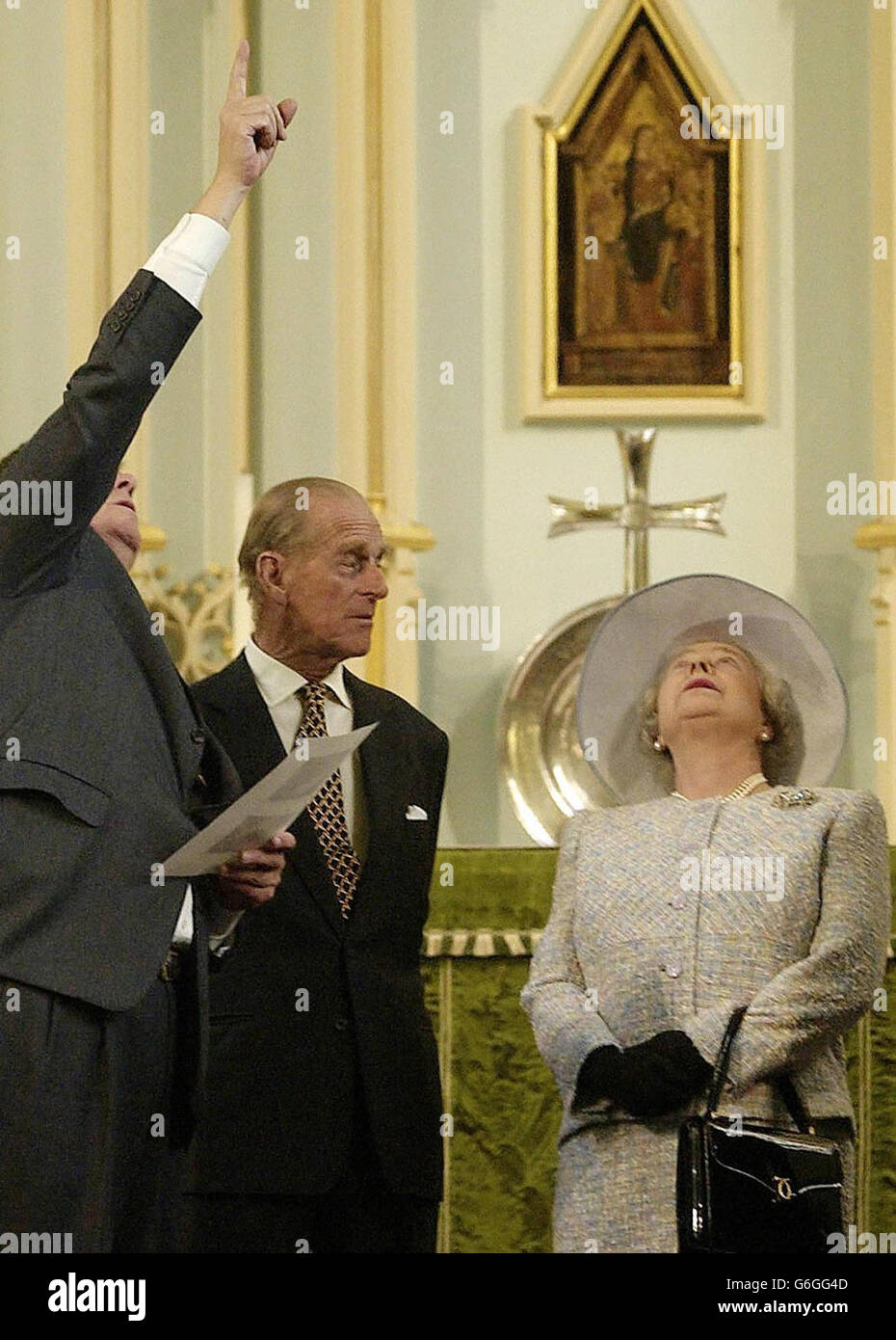 Der Herzog von Edinburgh spricht mit der Königin in der Queen's Chapel of the Savoy in London, als die Royal Party die neu restaurierte Decke der Kapelle inspizierte. Der Herzog von Edinburgh sagte der Königin, sie solle sich nicht „verletzen“, was ein herzliches Lachen von seinem amüsiertesten Gatten auslöste. Die Königin streckte sich, um die restaurierte Decke zu sehen und streckte ihren Hals aus und kippte ihren Kopf zurück, um die Verbesserung zu beurteilen. Der Königin und dem Herzog wurden ihre eigenen Wappen gezeigt, die an der prunkvollen Decke angebracht wurden. Stockfoto