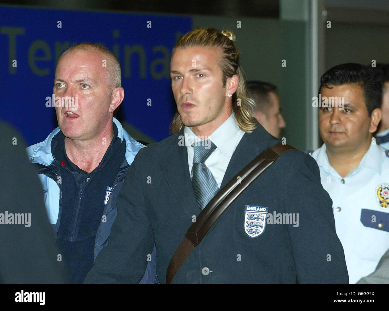 Der englische David Beckham kommt am Flughafen Istanbul an. Eine junge Frau, die Beckhams Autobiographie umklammerte, war in Tränen vergossen, nachdem sie den Mittelfeldspieler von Real Madrid nicht erreichen konnte. Ein sichtlich verzweifelter Beckham versuchte, zu dem Jungen zurückzukehren, um sein Autogramm zu geben, aber er wurde vom Sicherheitspersonal abgeschirmt und durch den Flughafen zum Mannschaftsbus geführt. Stockfoto