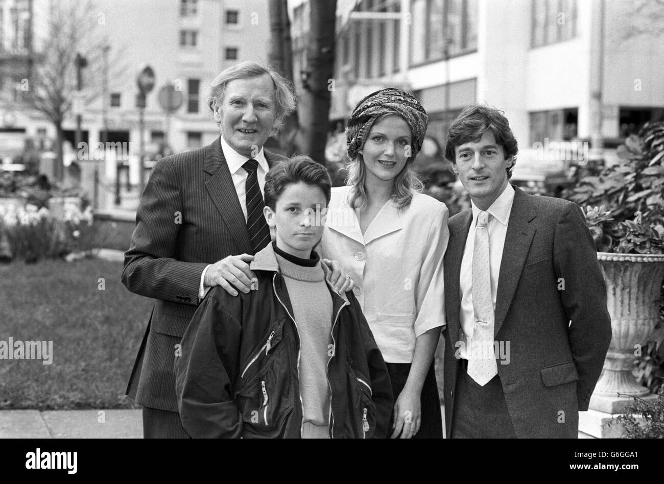 Die Stars von Steven Spielbergs Film Empire of the Sun treffen sich in London, bevor morgen Abend die Royal Film Performance in Anwesenheit der Queen stattfindet. (l-r) Leslie Phillips, Christian Bale, 14, Miranda Richardson und Nigel Havers. Stockfoto