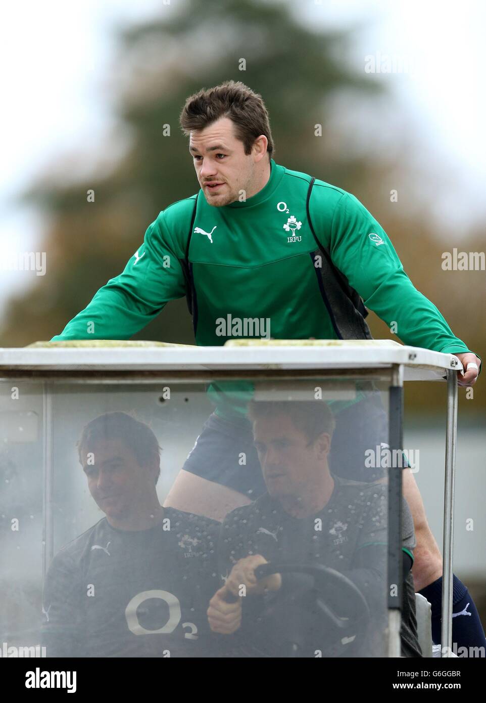 Der irische Cian Healy (hinten) kommt zum Training auf einem Golfwagen, der von Teamkollege Jamie Heaslip (rechts) neben Eoin Reddan im Carton House, Co. Kildare, gefahren wird. Bilddatum: Dienstag, 5. November 2013. Siehe PA Story RUGBYU Ireland. Das Foto sollte lauten: Brian Lawless/PA Wire. Stockfoto