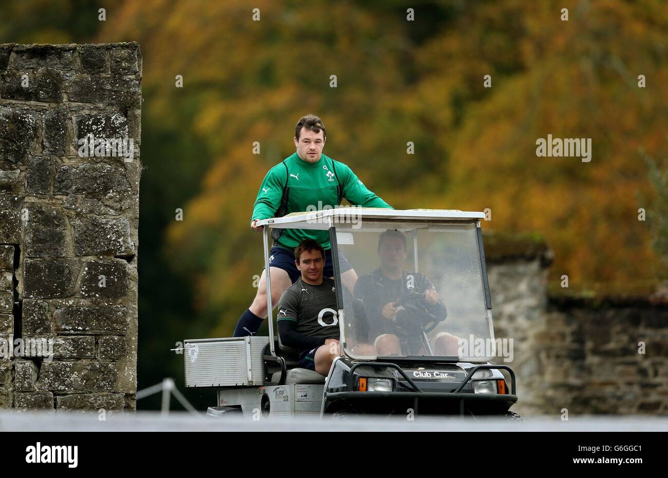 Der irische Cian Healy (hinten) kommt zum Training auf einem Golfwagen, der von Teamkollege Jamie Heaslip (rechts) neben Eoin Reddan im Carton House, Co. Kildare, gefahren wird. Bilddatum: Dienstag, 5. November 2013. Siehe PA Story RUGBYU Ireland. Das Foto sollte lauten: Brian Lawless/PA Wire. Stockfoto