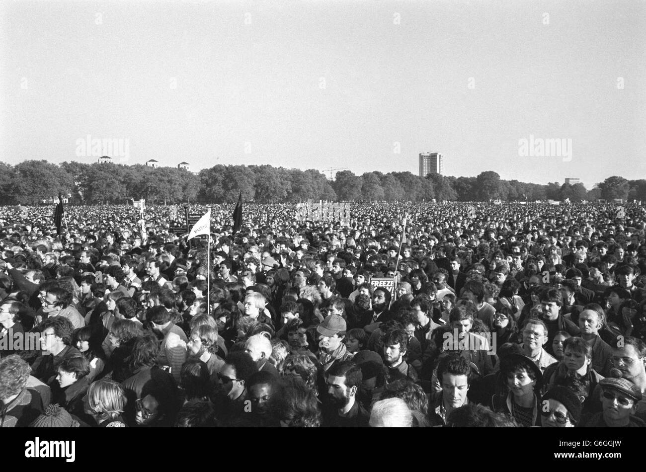 Ein Blick auf den Hyde Park, wo sich nach einem protestmarsch durch London schätzungsweise 100,000 Menschen zu einer Massenkundgebung der Kampagne für nukleare Abrüstung versammelten. Stockfoto