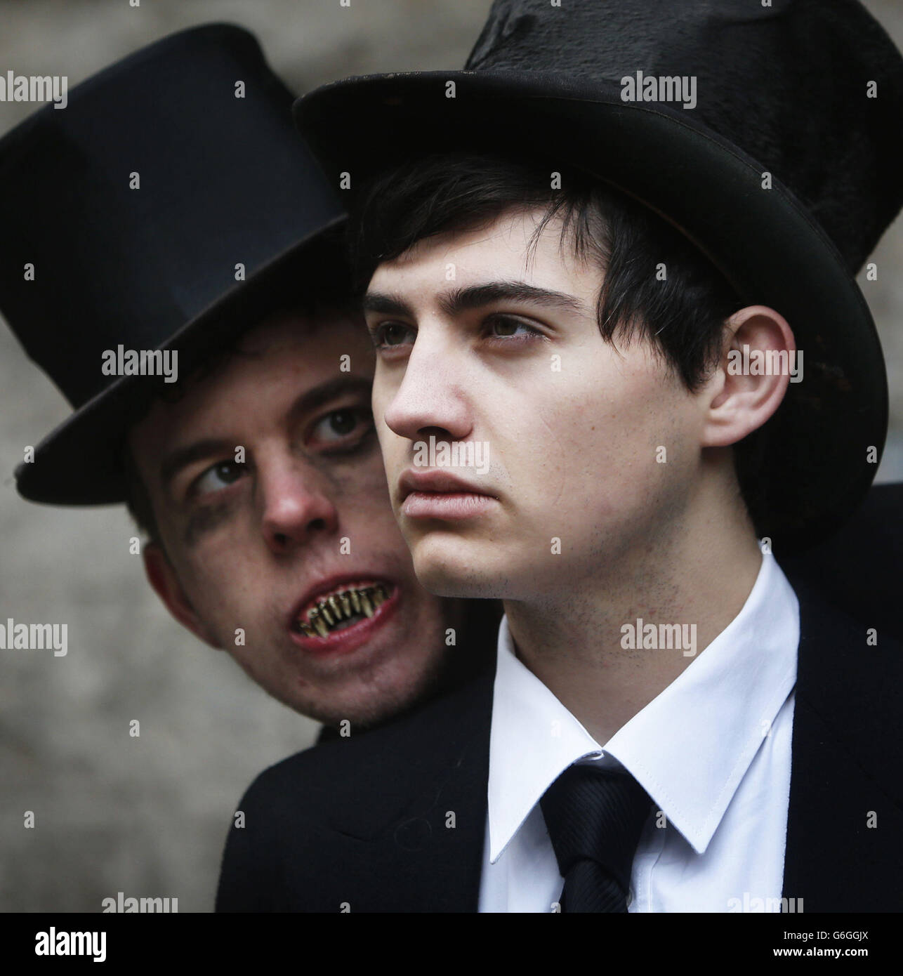 Edinburgh Napier Schauspielschüler Joe Walsh (links) spielen Mr Hyde und Lewis Lauder (rechts) spielen Dr Jekyll, förderten Robert Louis Stevenson Day während einer Fotowand in Edinburgh, Schottland. Stockfoto