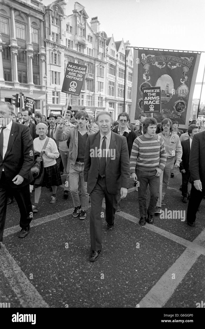 NUM-Präsident Arthur Scargill während einer Kampagne für nukleare Abrüstung marsch durch die Straßen von London, die in einer Massenkundgebung im Hyde Park gipfelte. Stockfoto