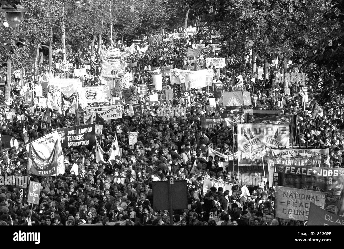 Zehntausende Demonstranten marschieren am Ufer der Themse entlang zum Hyde Park. Stockfoto
