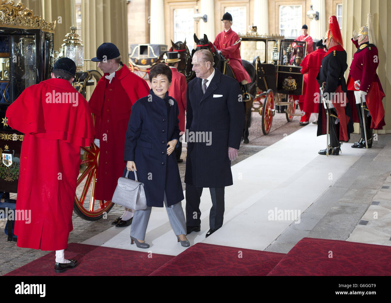 Die südkoreanische Präsidentin Park Geun-hye tritt von ihrer Kutsche mit dem Herzog von Edinburgh (rechts), als sie den Buckingham Palace, London, erreicht. Stockfoto